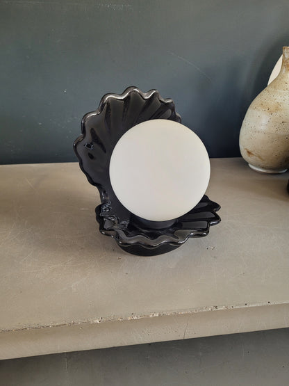 Lampe coquillage vintage en porcelaine noire globe opaline - Ref 896