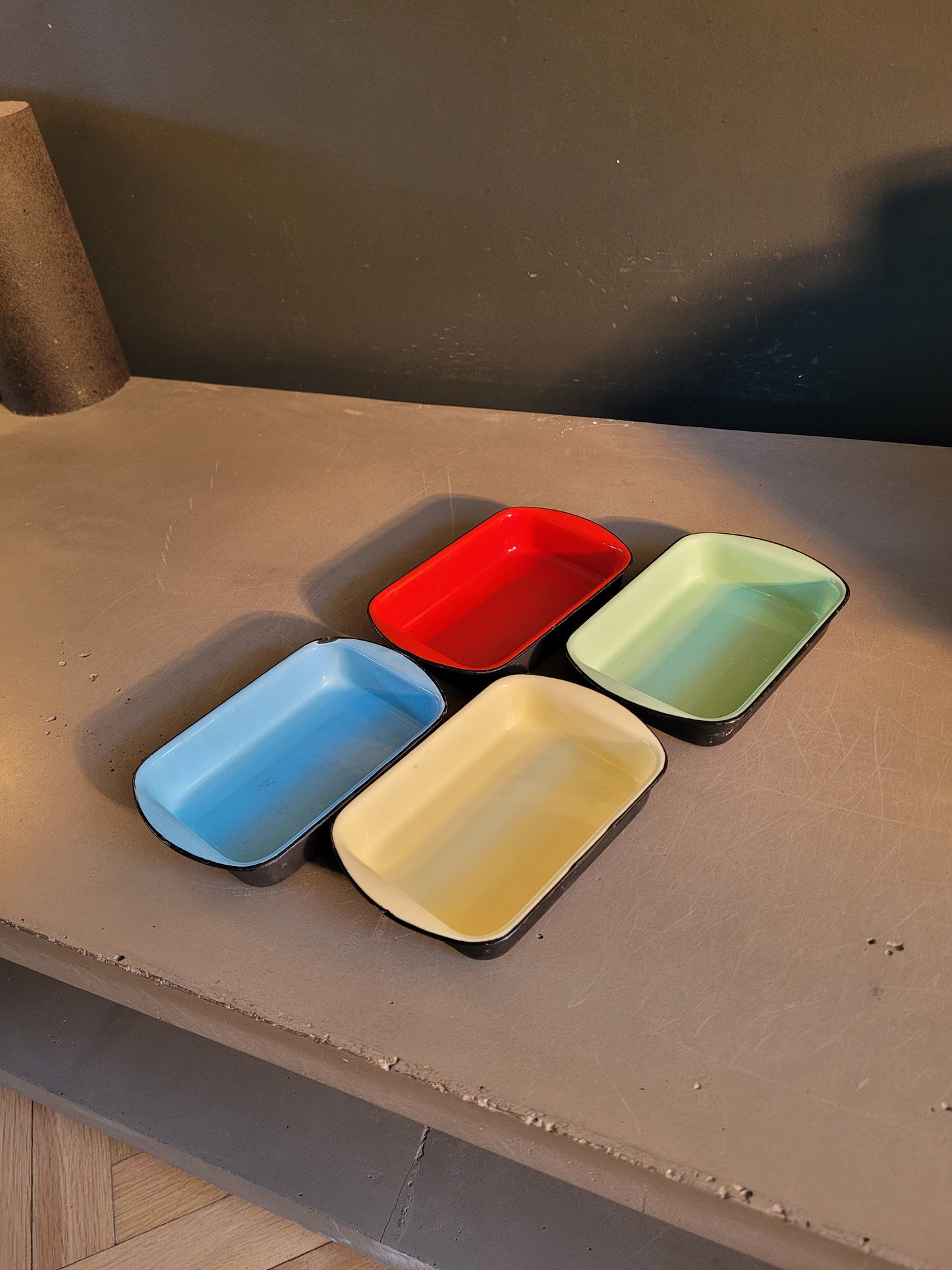 Lot de 4 raviers / plats en fonte émaillée- Ref 735