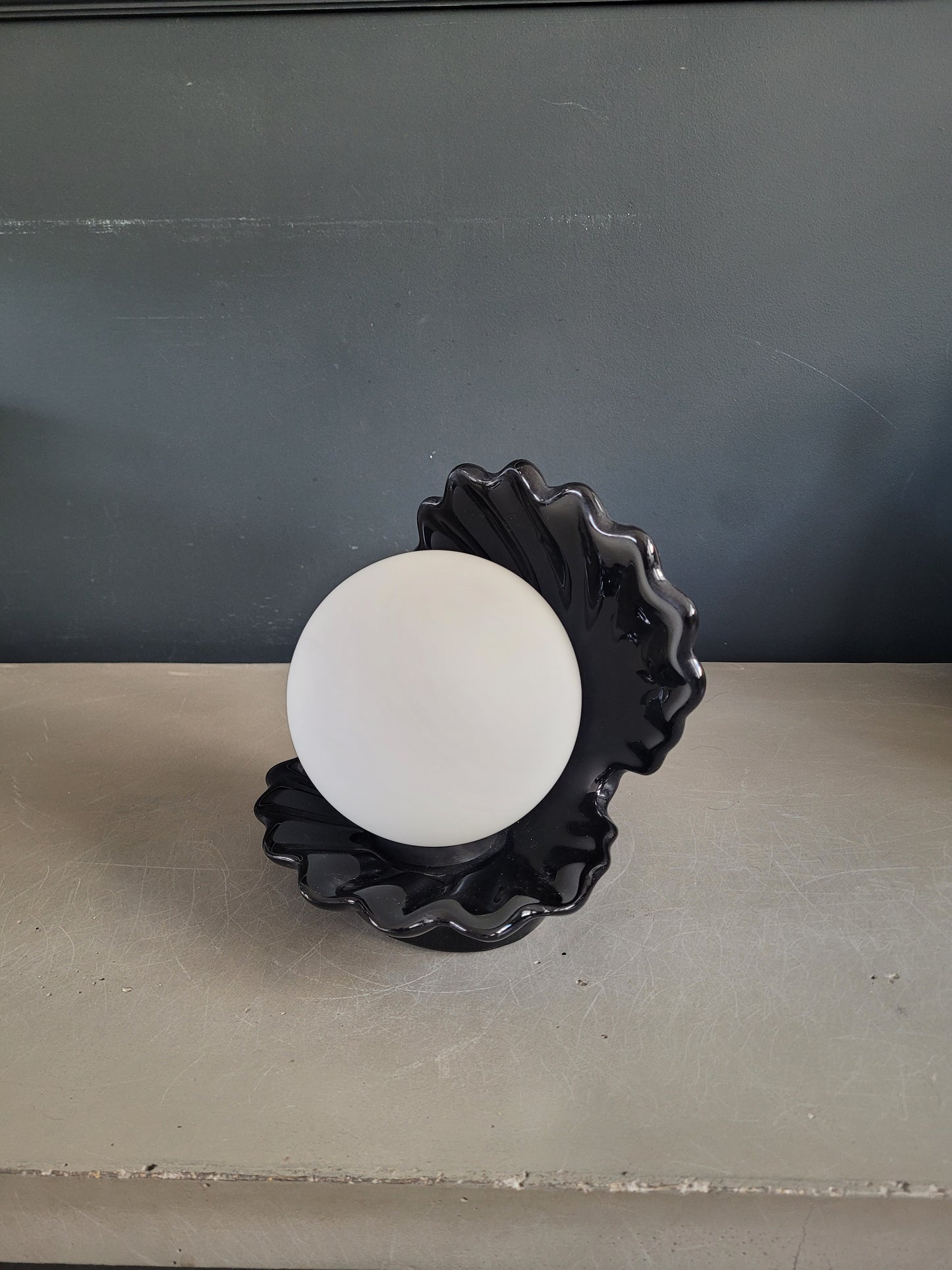 Lampe coquillage vintage en porcelaine noire globe opaline - Ref 896