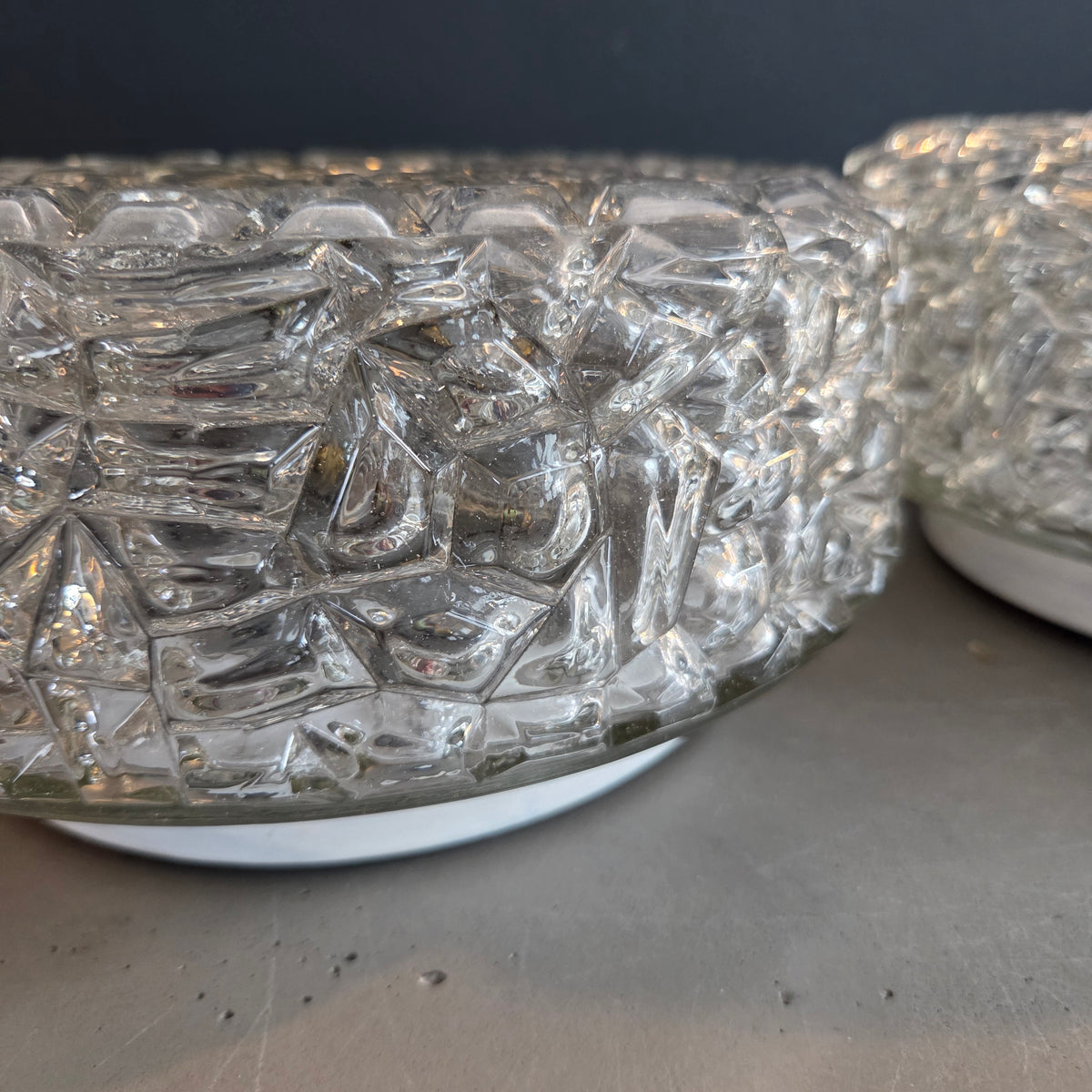 Paire de plafonniers ou appliques en verre moulé - Ref 1434