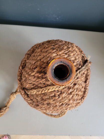 Bouteille ancienne en verre ambré et sac de transport en chanvre - Ref 657