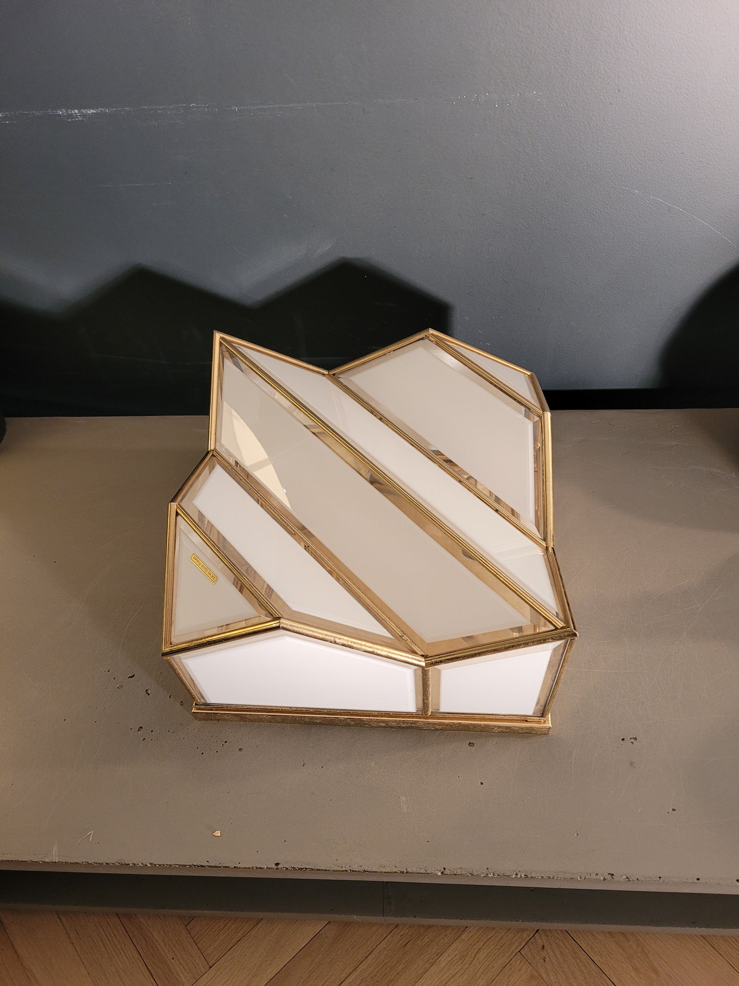 Plafonnier italien en verre bicolore et plaqué or - ref 667