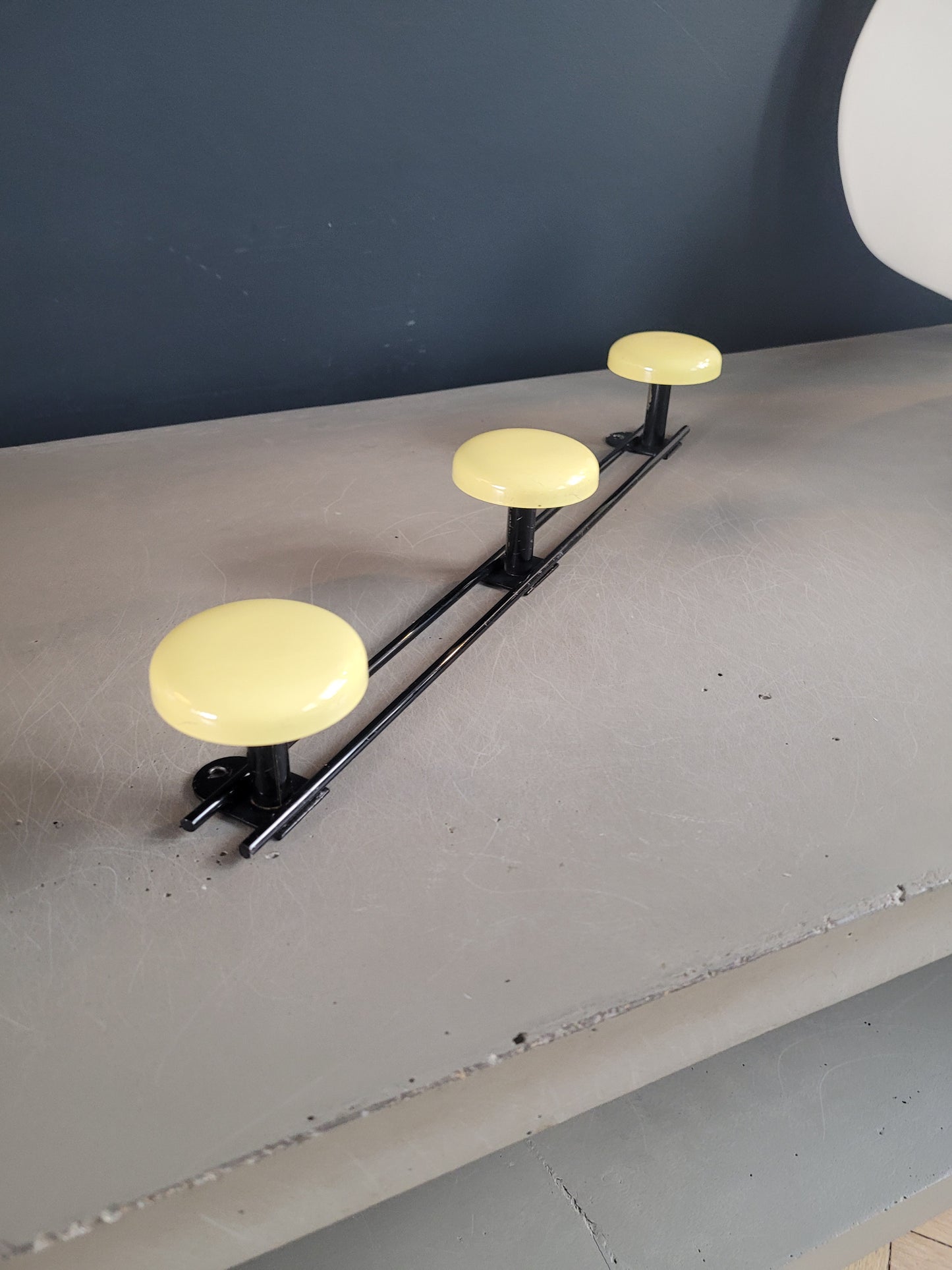 Porte-manteaux mural vintage 3 patères jaune - Ref 310