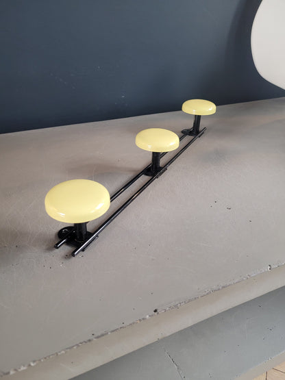 Porte-manteaux mural vintage 3 patères jaune - Ref 310