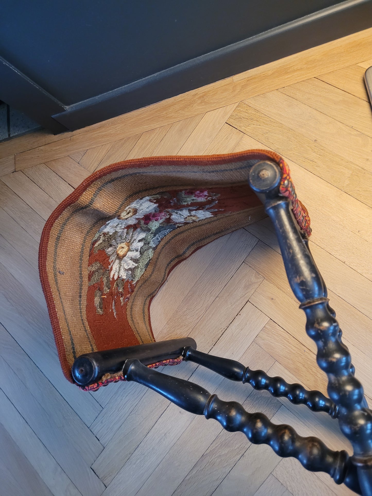 Ployant en bois tourné perlé et tapisserie - Tabouret pliant - Ref 972