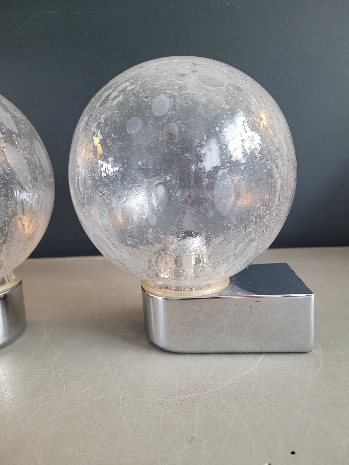 Paire d'appliques vintage en métal chromé et globes en verre bullé - Ref 893