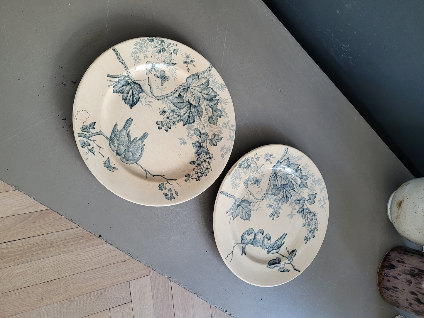 Paire d'assiettes Terre de Fer, modèle Oiseaux, Manufacture de Carouge - Ref 874