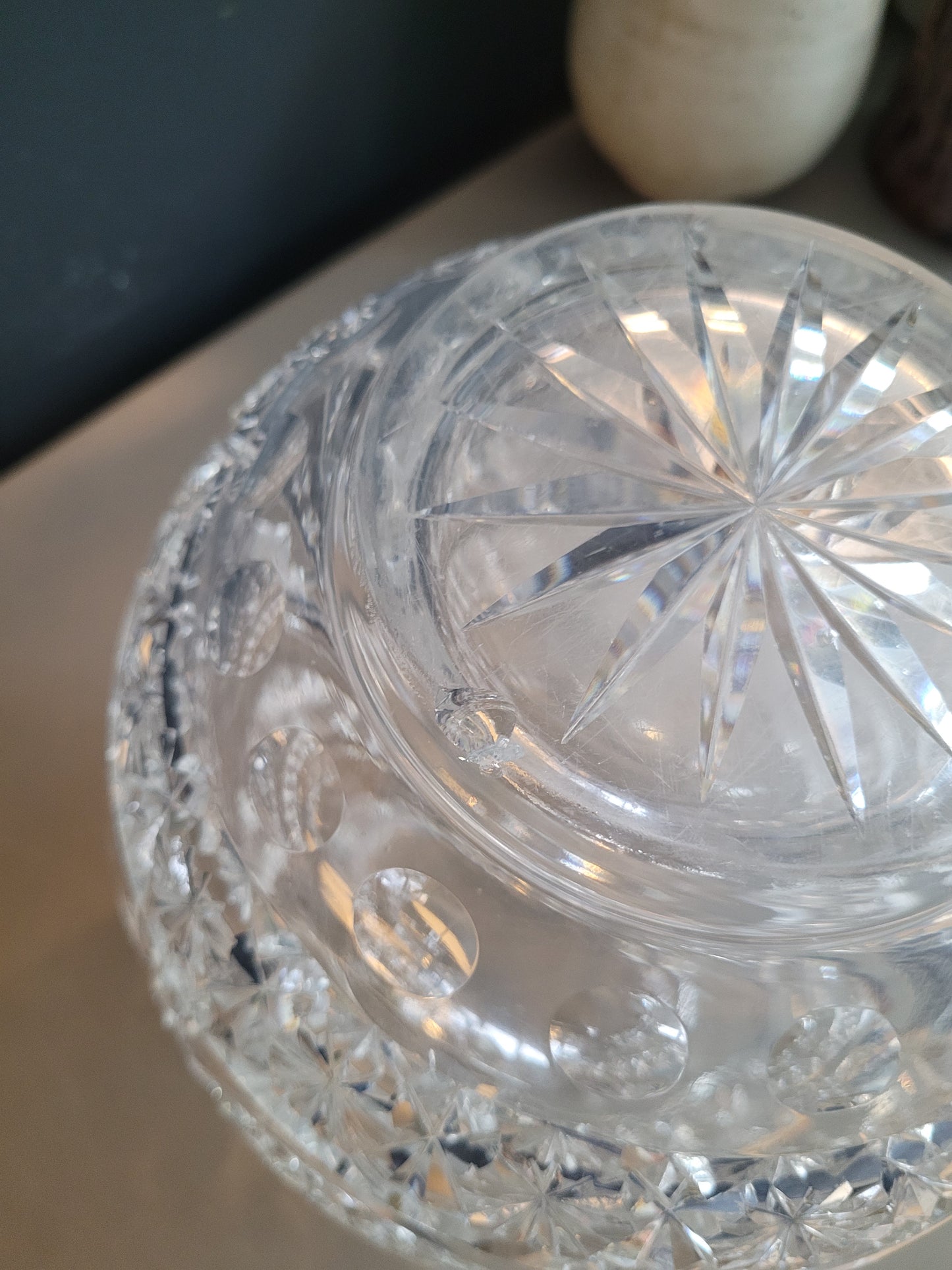 Grand vase boule en cristal ciselé - Ref 973