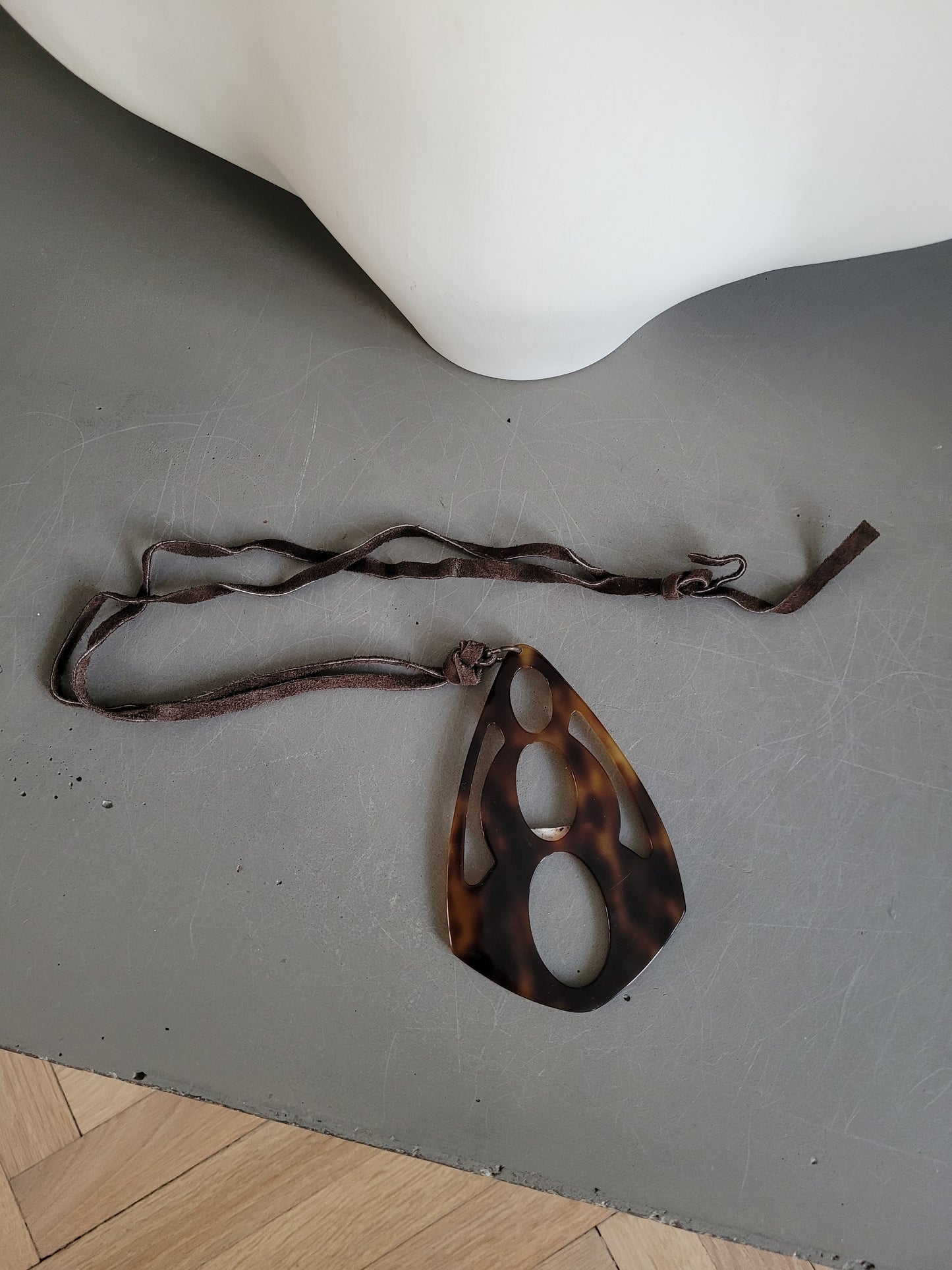 Collier pendentif en acétate façon écailles et cordon cuir - Ref 651