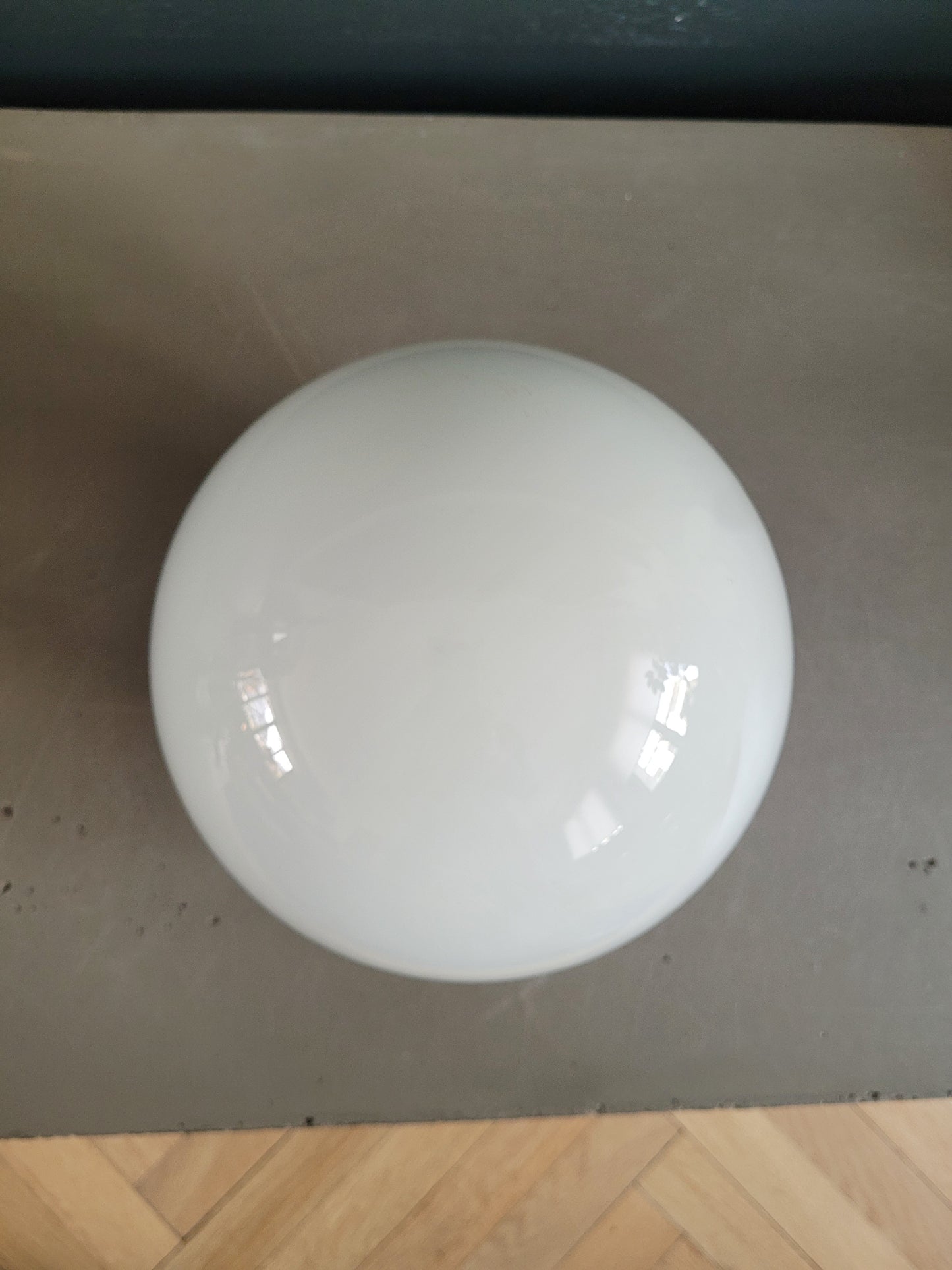 Plafonnier ou applique globe en verre blanc - Ref 829