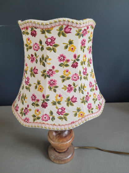 Lampe de chevet ancienne en bois avec abat-jour fleuri - Ref 444