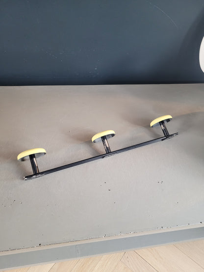 Porte-manteaux mural vintage 3 patères jaune - Ref 310