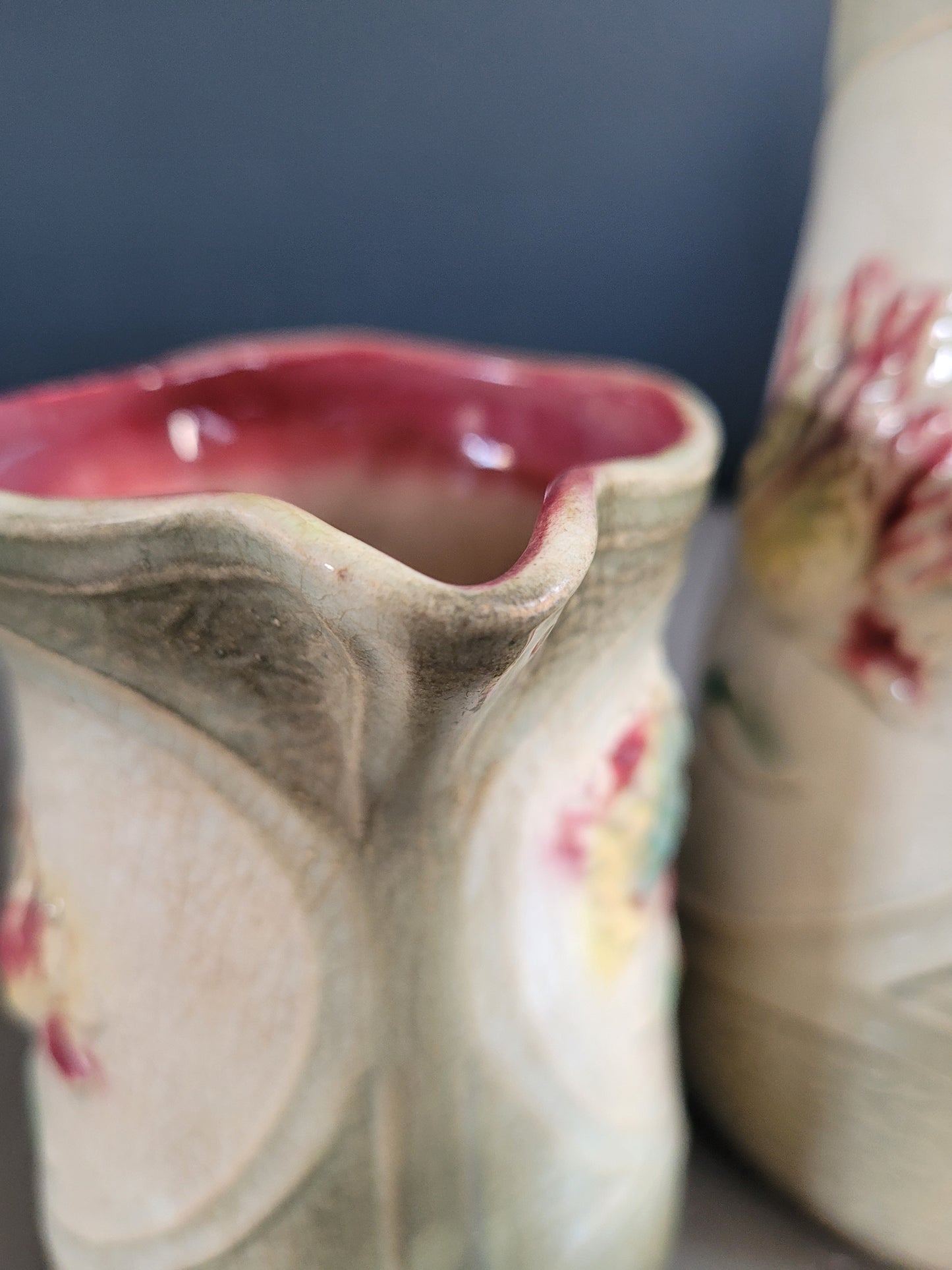 Paire de pichets barbotine décors tulipes - Ref 400