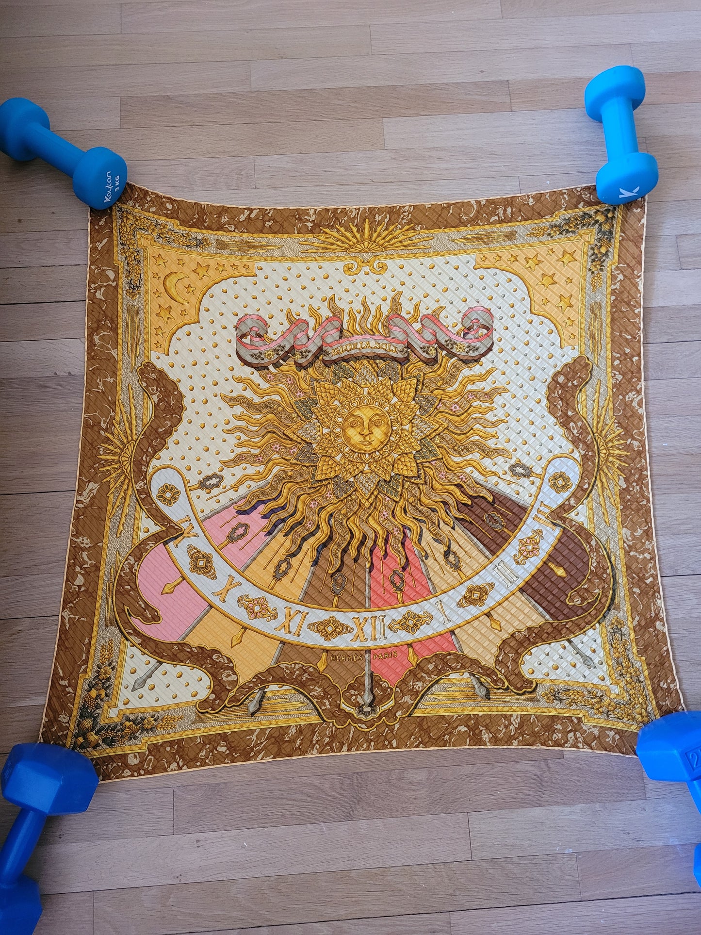 Carré plissé Hermès Gloria Soli par J. Metz - Ref 907