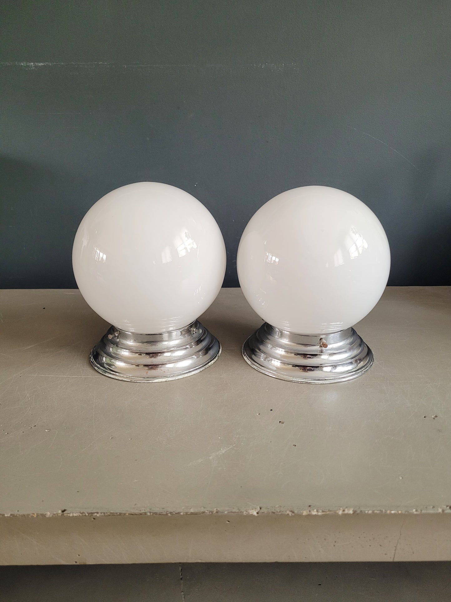 Paire de plafonniers ou appliques globes en verre blanc - Ref 830