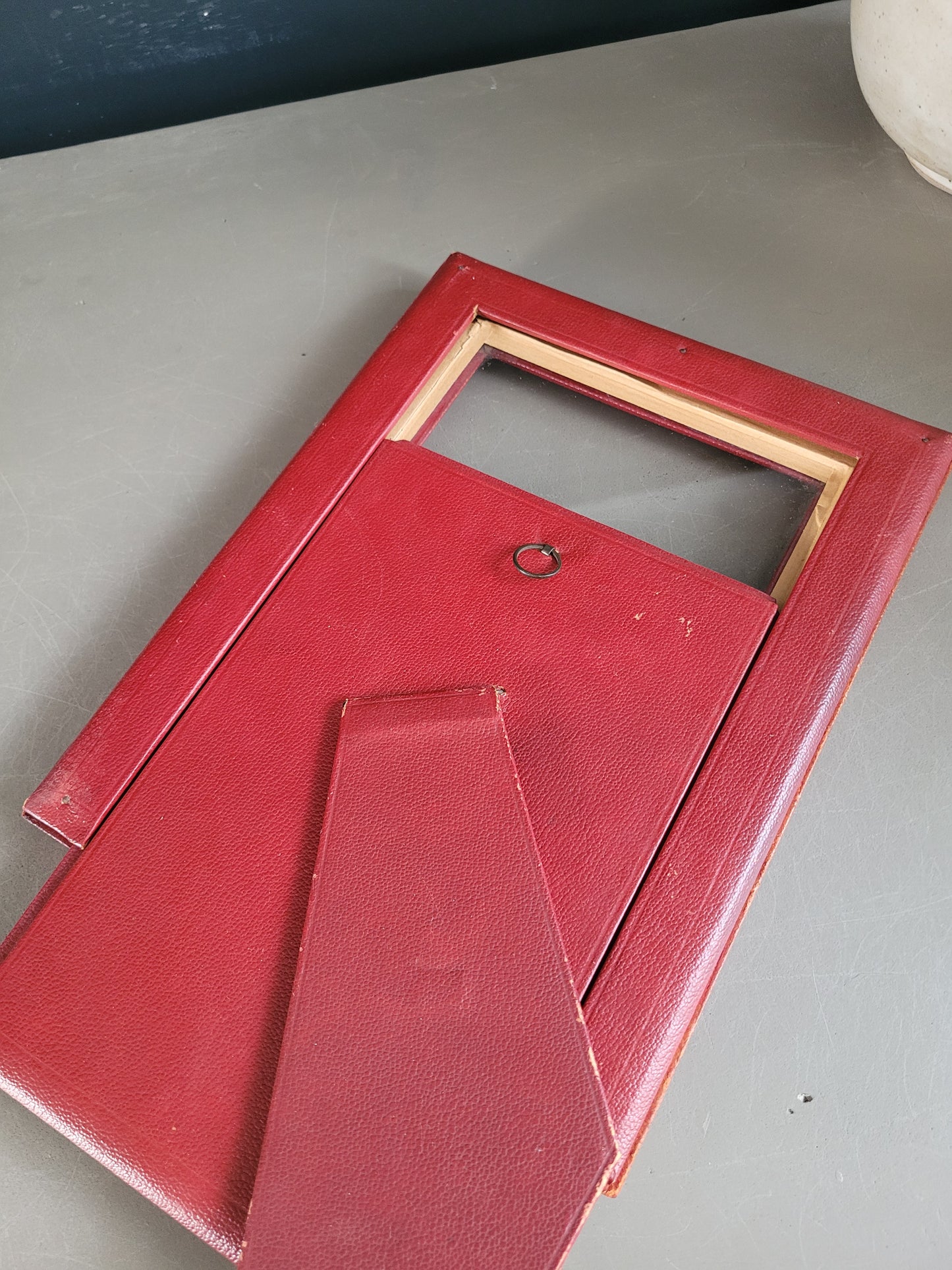 Cadre ancien à poser ou à suspendre en cuir rouge - Ref 793