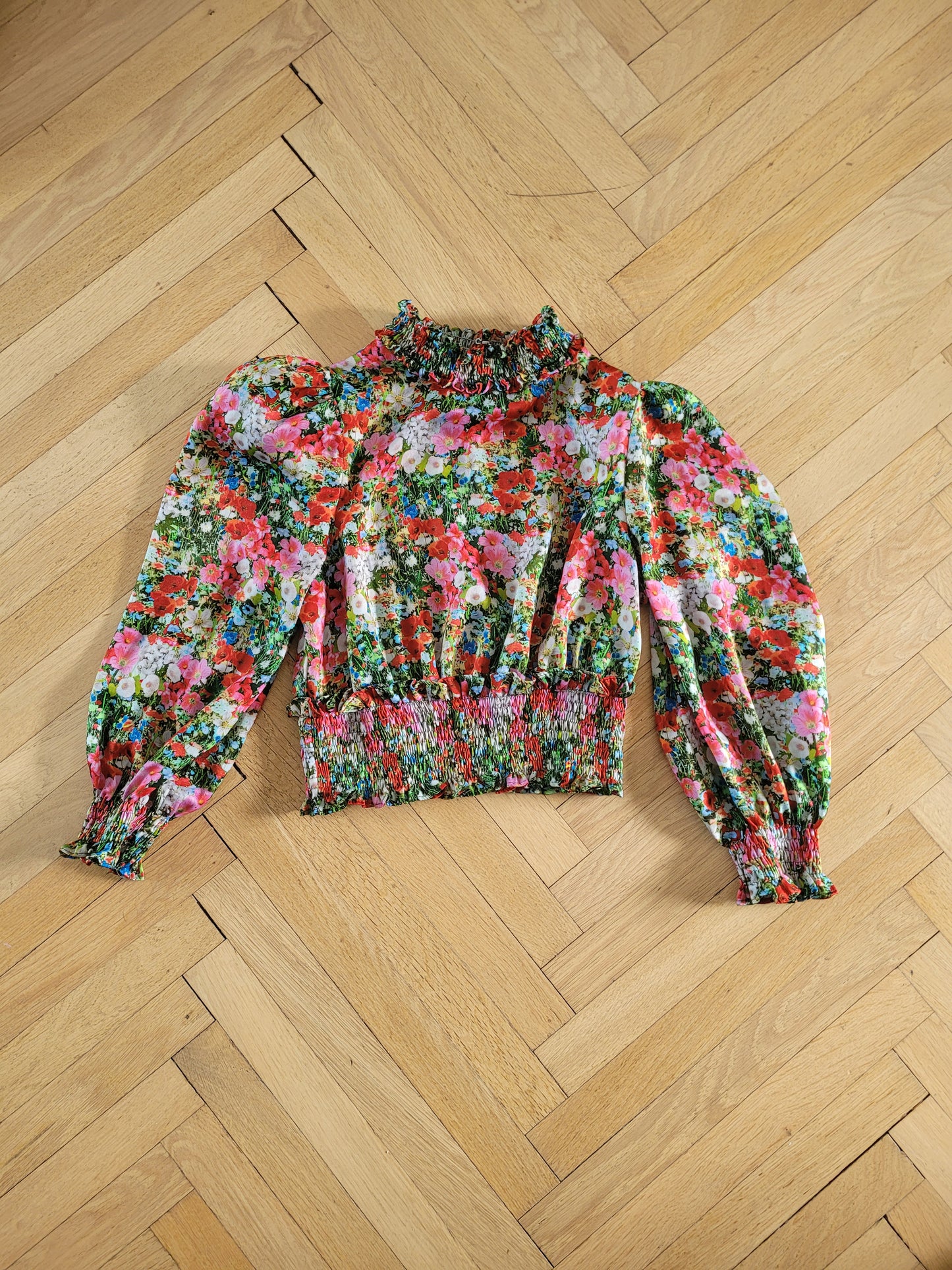 Top court zara XS motif fleuri