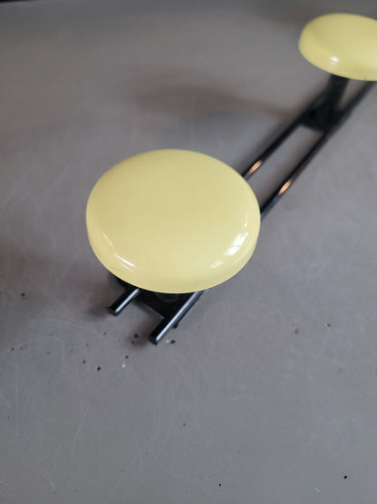 Porte-manteaux mural vintage 3 patères jaune - Ref 310