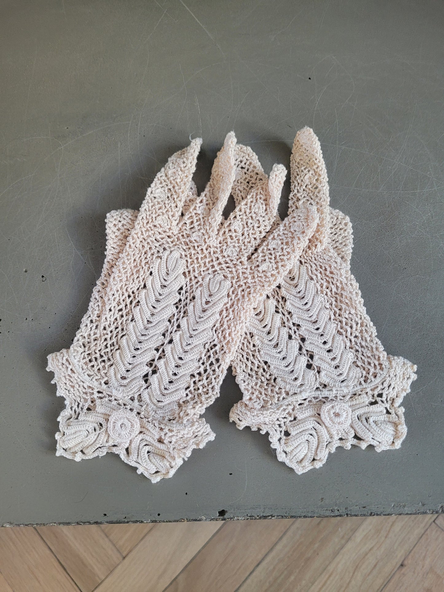 Paire de gants en dentelle crème- Ref 777