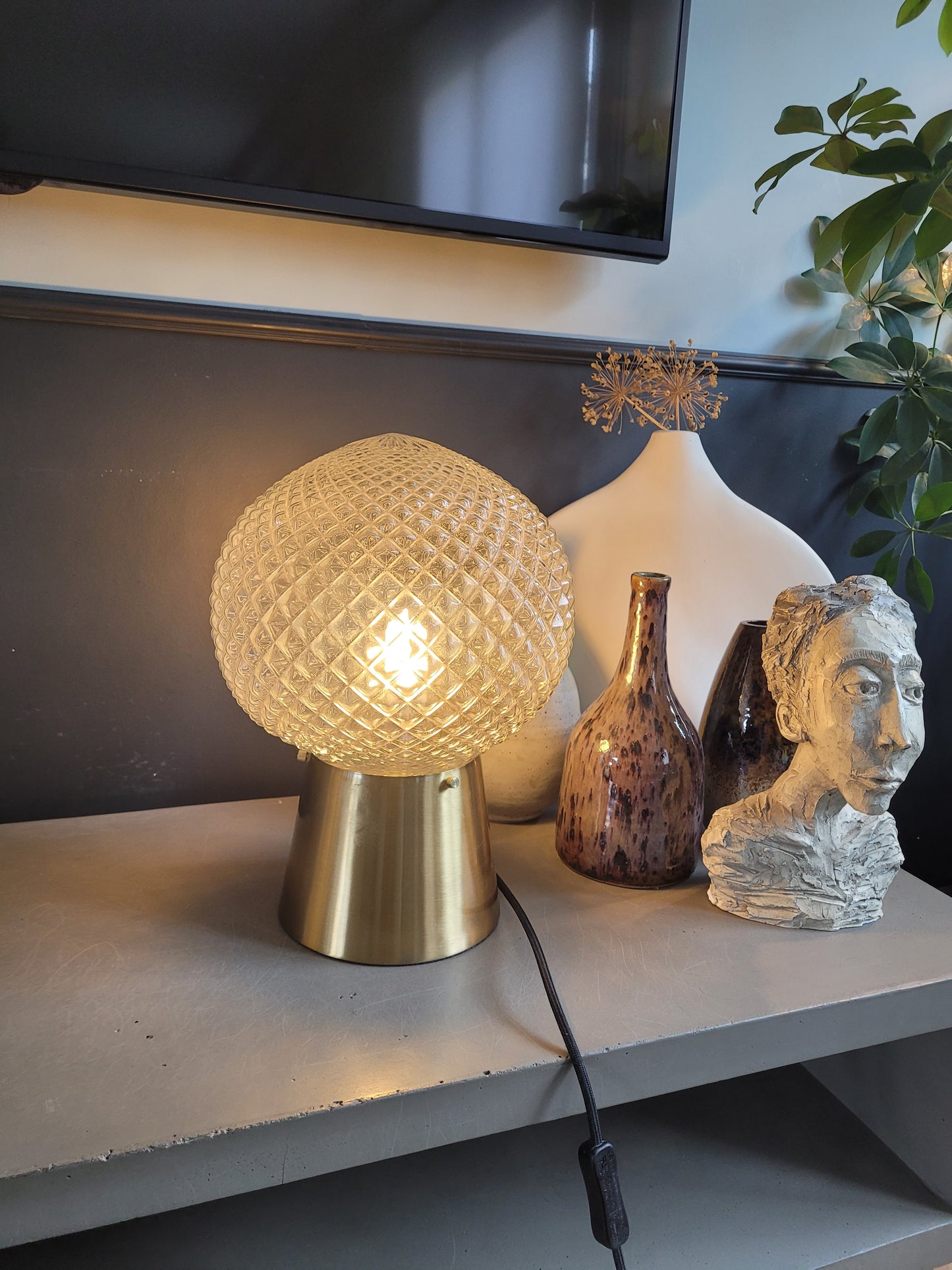 Lampe à poser avec globe en verre moulé - Ref 690