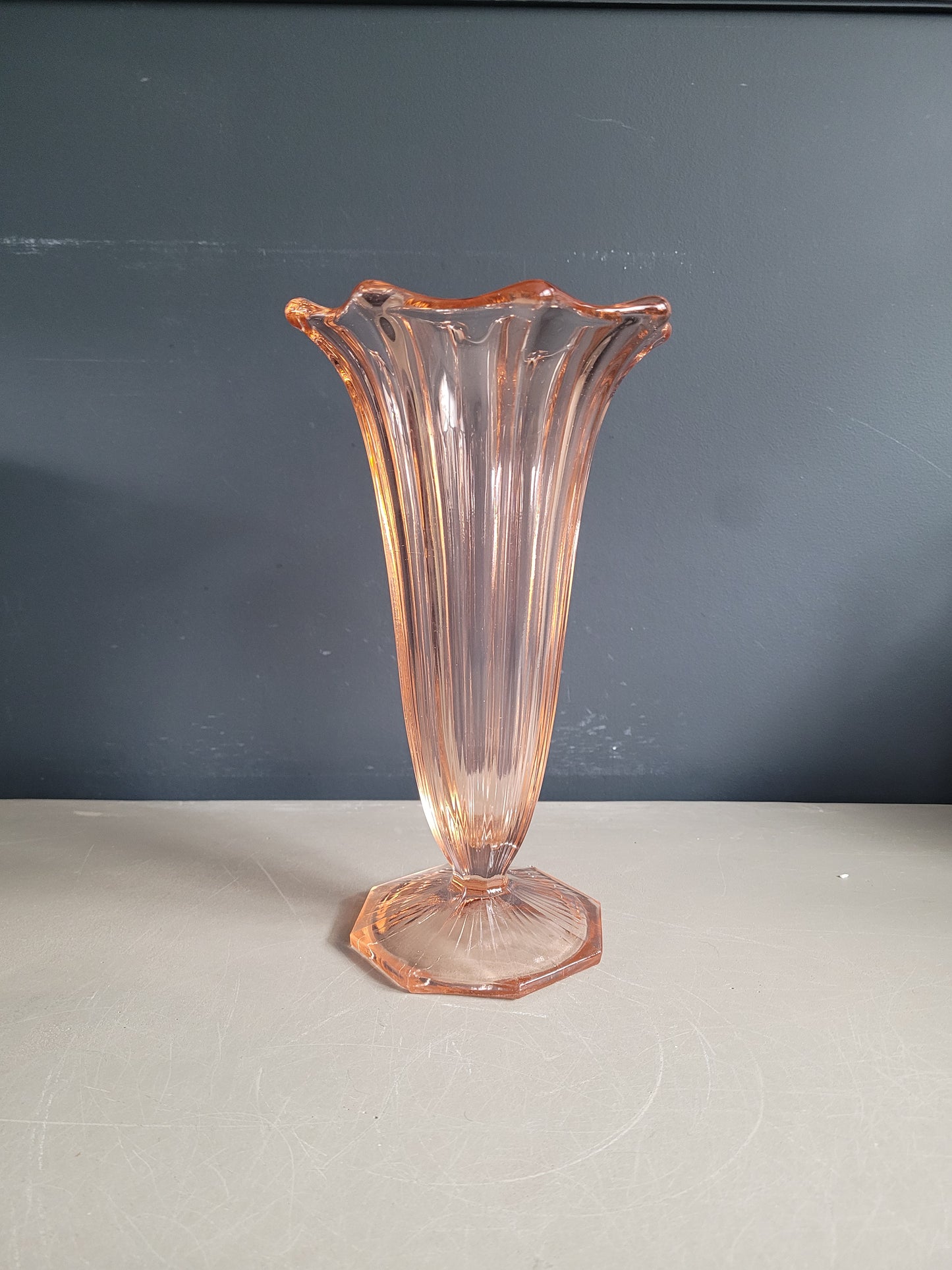 Vase tulipe vintage en verre moulé rose - Ref 862