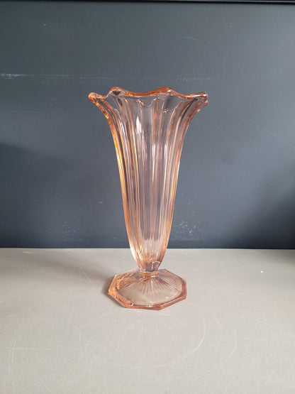 Vase tulipe vintage en verre moulé rose - Ref 862