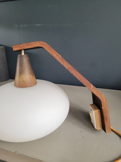 Applique scandinave vintage en teck et globe opaline - Ref 355