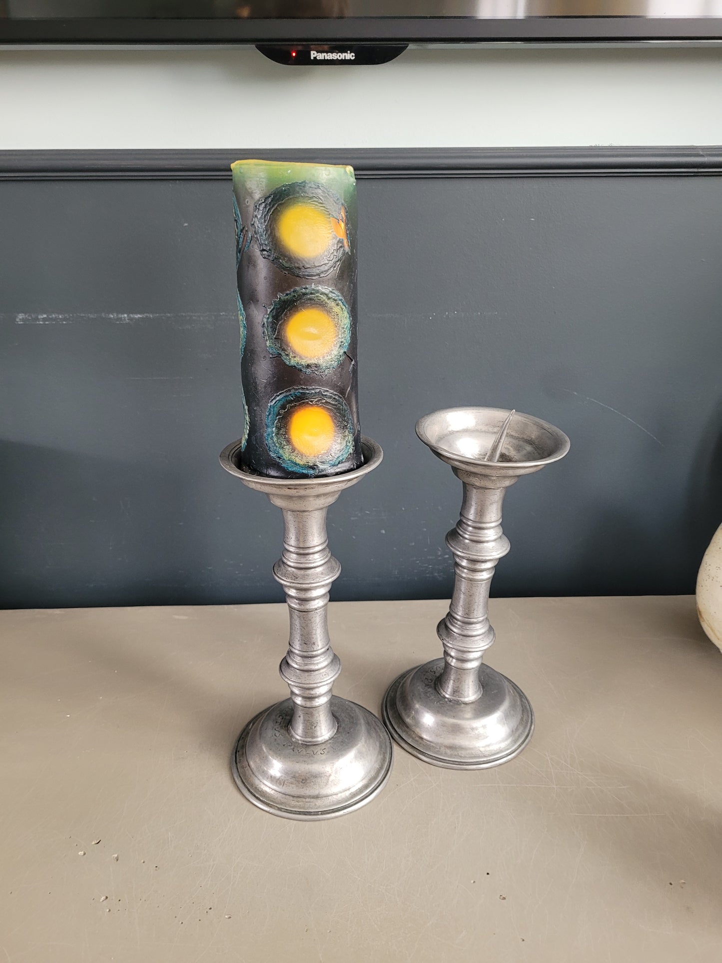 Paire de bougeoirs liturgiques en étain gravés et poinconnés - Ref 482