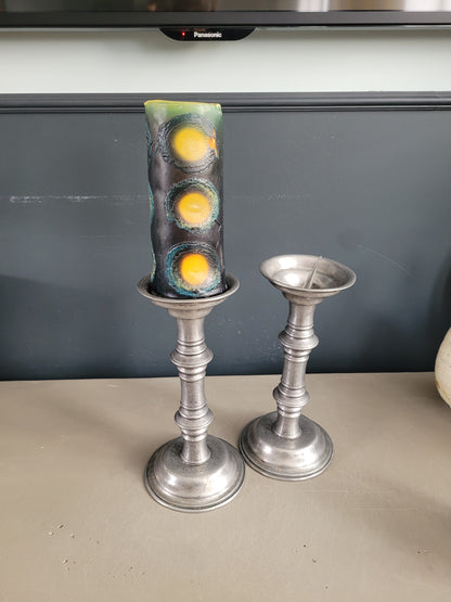 Paire de bougeoirs liturgiques en étain gravés et poinconnés - Ref 482