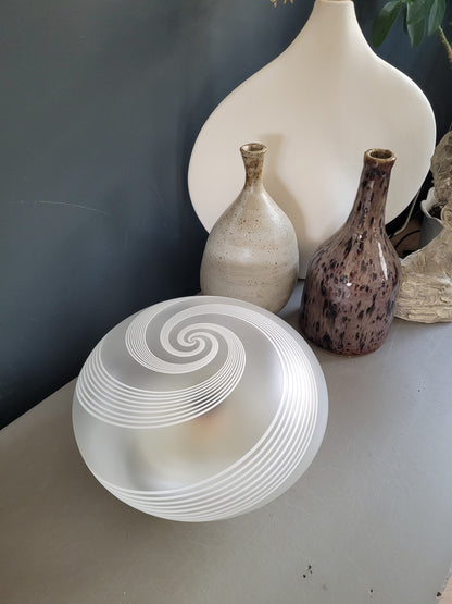 Plafonnier applique en verre globe dépoli à motif spirale- Ref 819