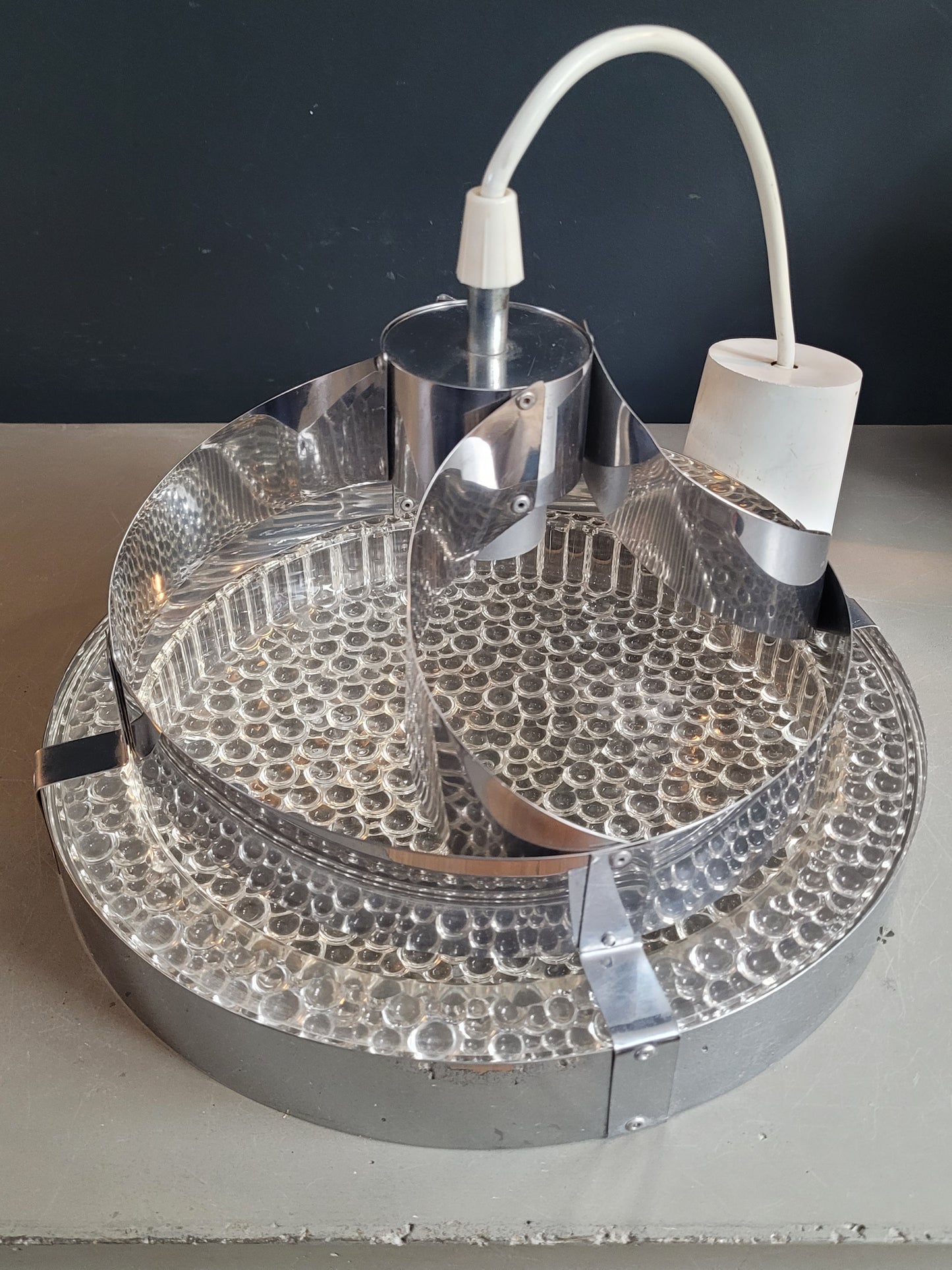 Suspension space-age en plastique bulle et aluminium - Ref 978