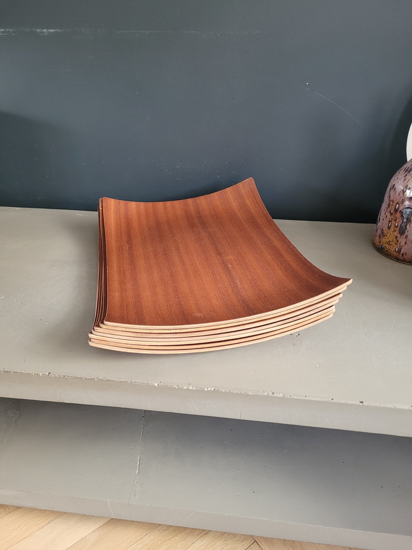 Assiettes de présentation en teck courbé- Lot de 7 - Ref 356