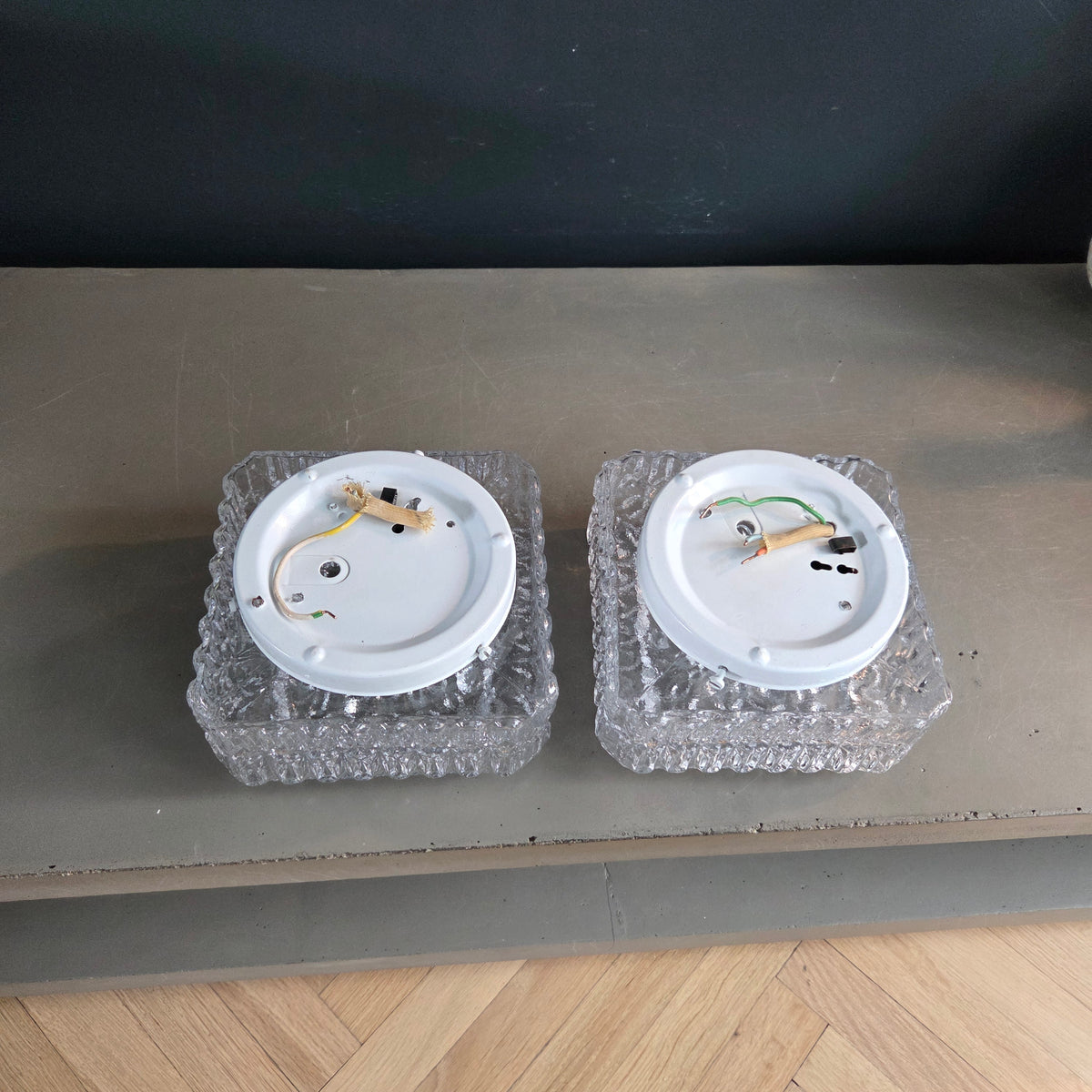 Paire de plafonniers ou appliques en verre moulé - Ref 1430