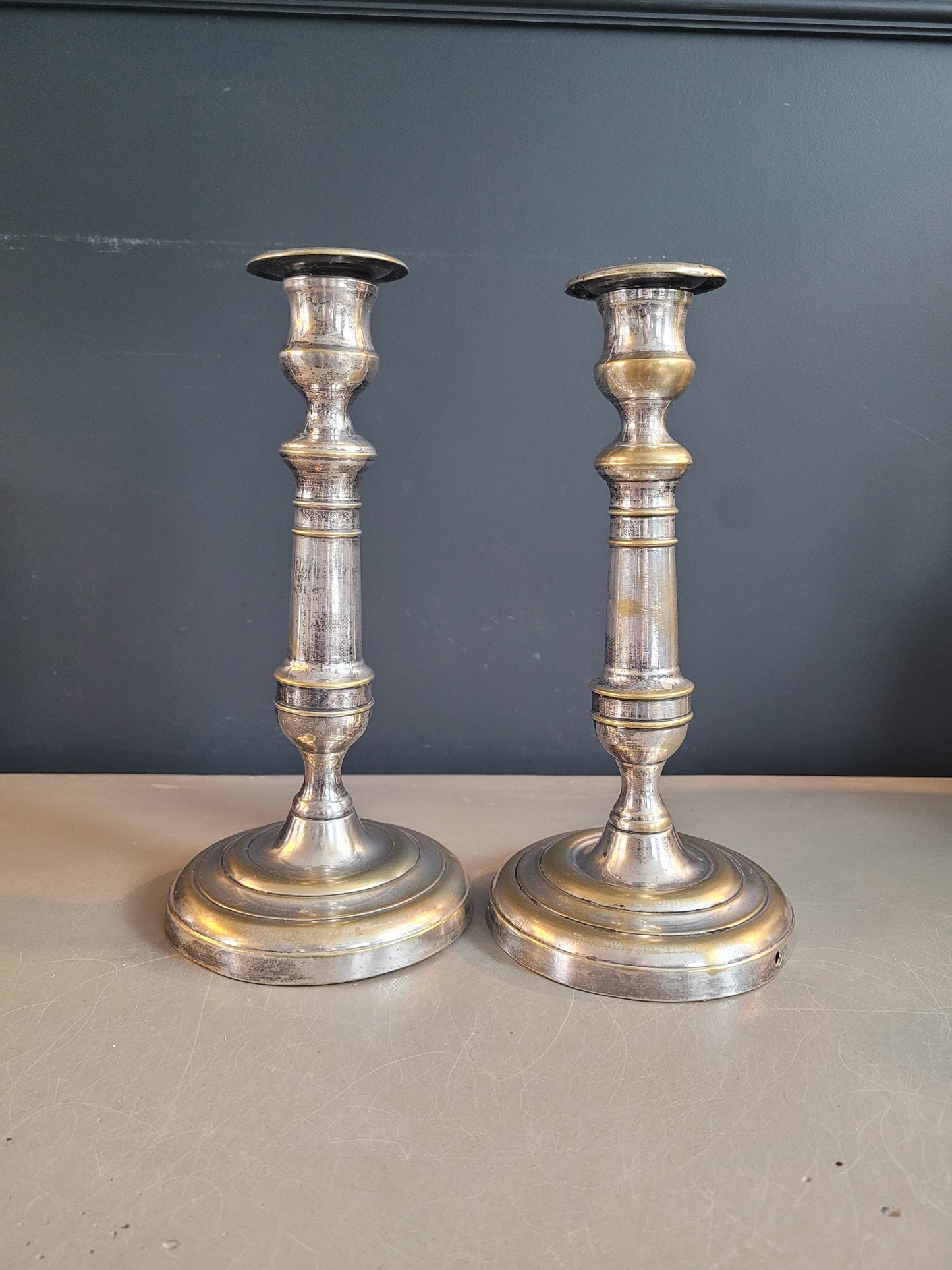 Paire de bougeoirs anciens en laiton argenté - Ref 529