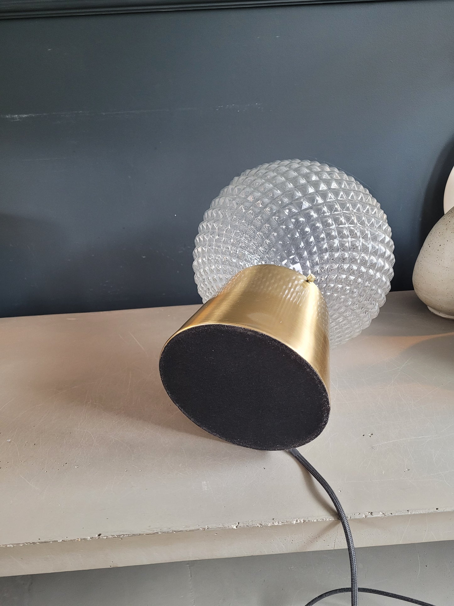 Lampe à poser avec globe en verre moulé - Ref 690