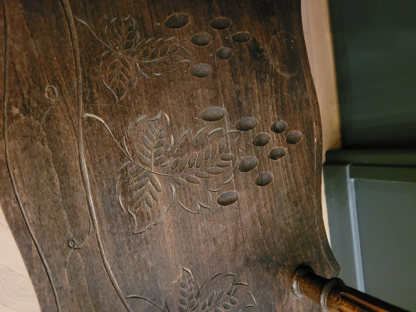 Sellette ancienne en bois gravé - Ref 698