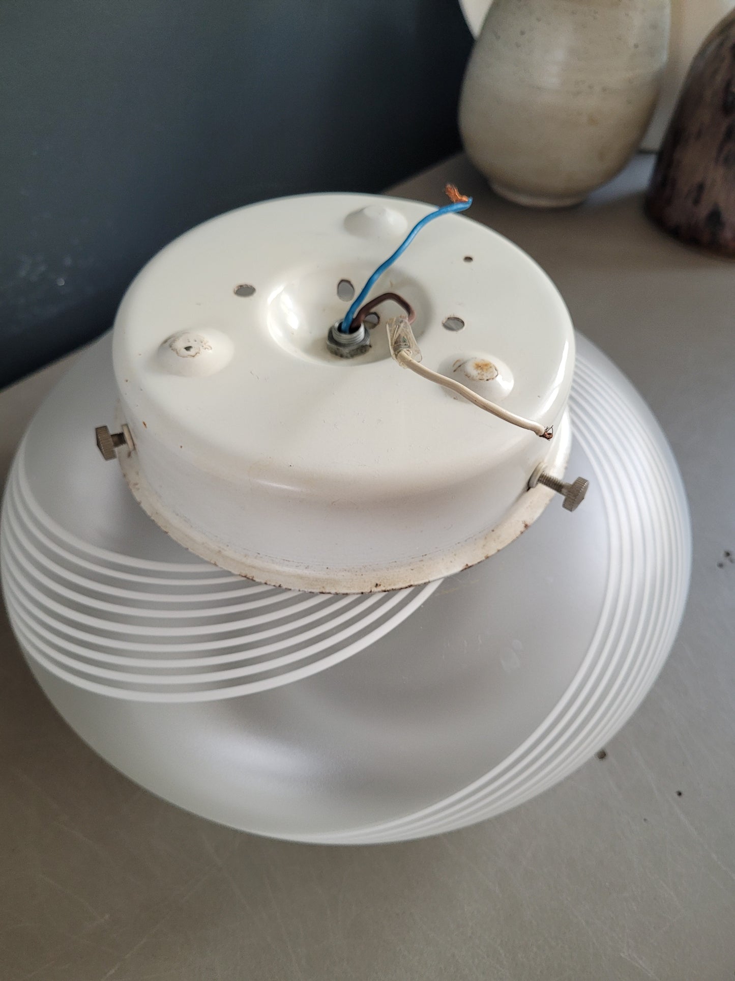 Plafonnier applique en verre globe dépoli à motif spirale- Ref 819