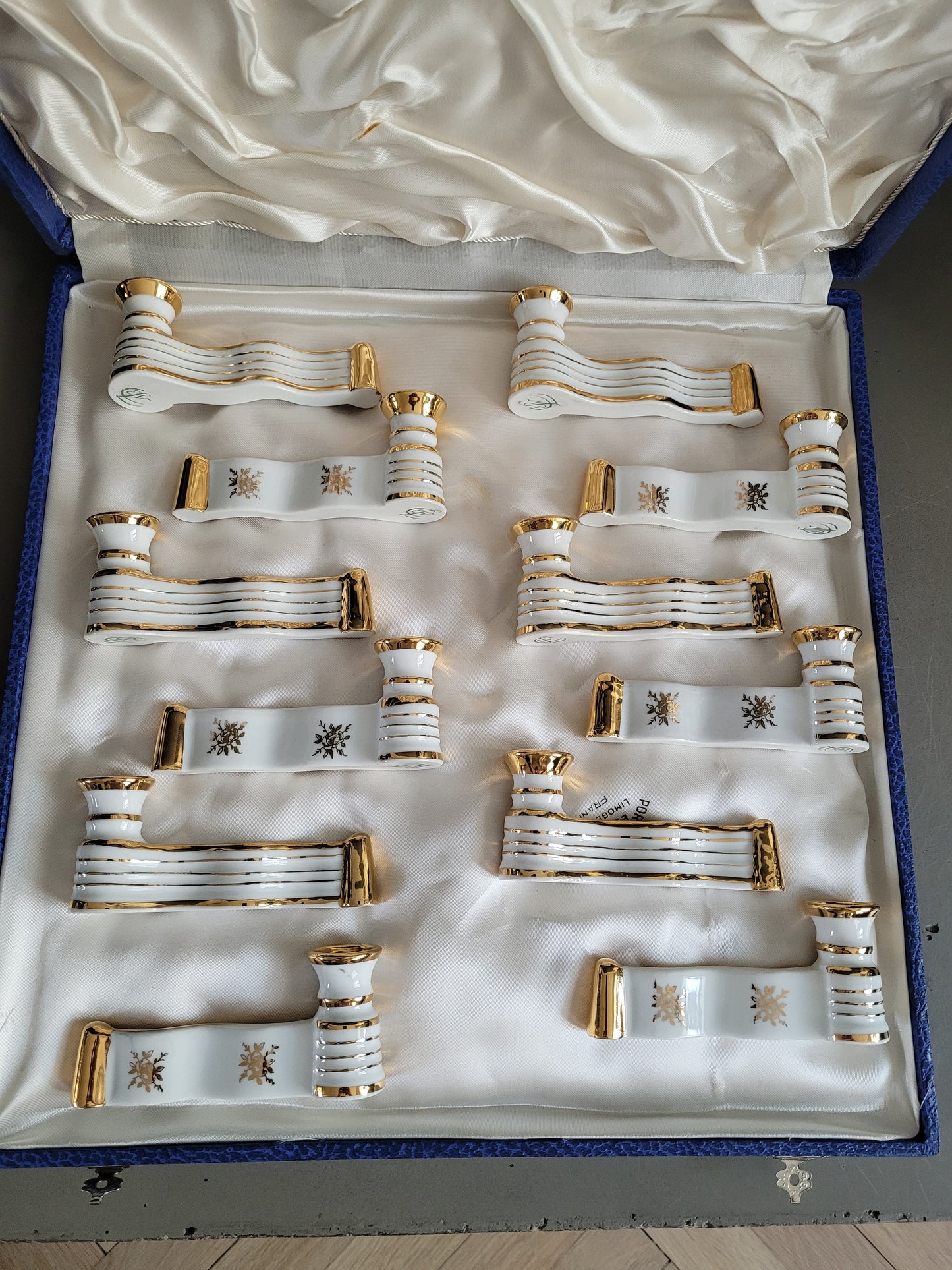 12 porte-couteaux en porcelaine de Limoges dans leur écrin- Ref 306