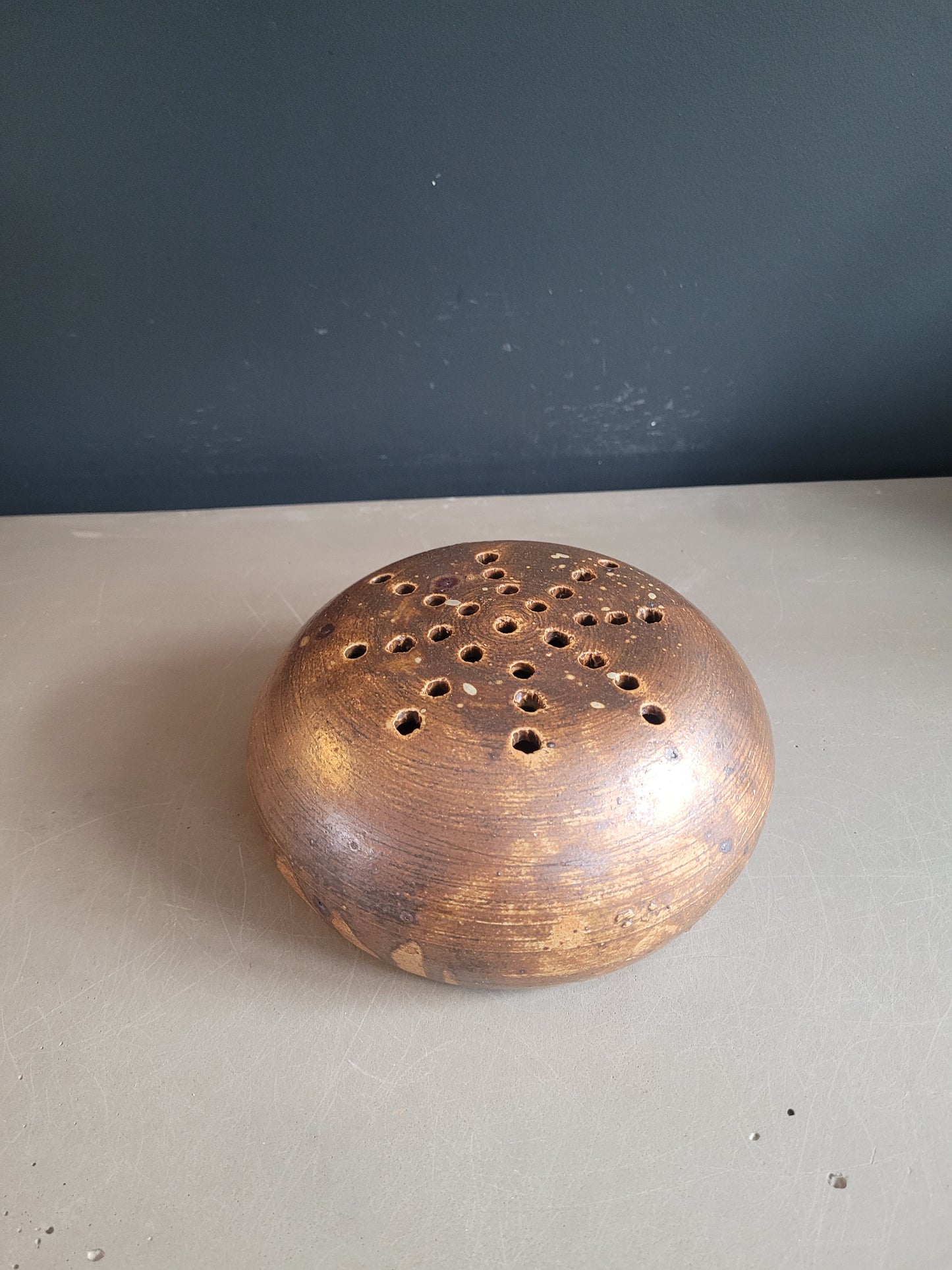 Pique-fleurs coussin vintage en céramique- Ref 808