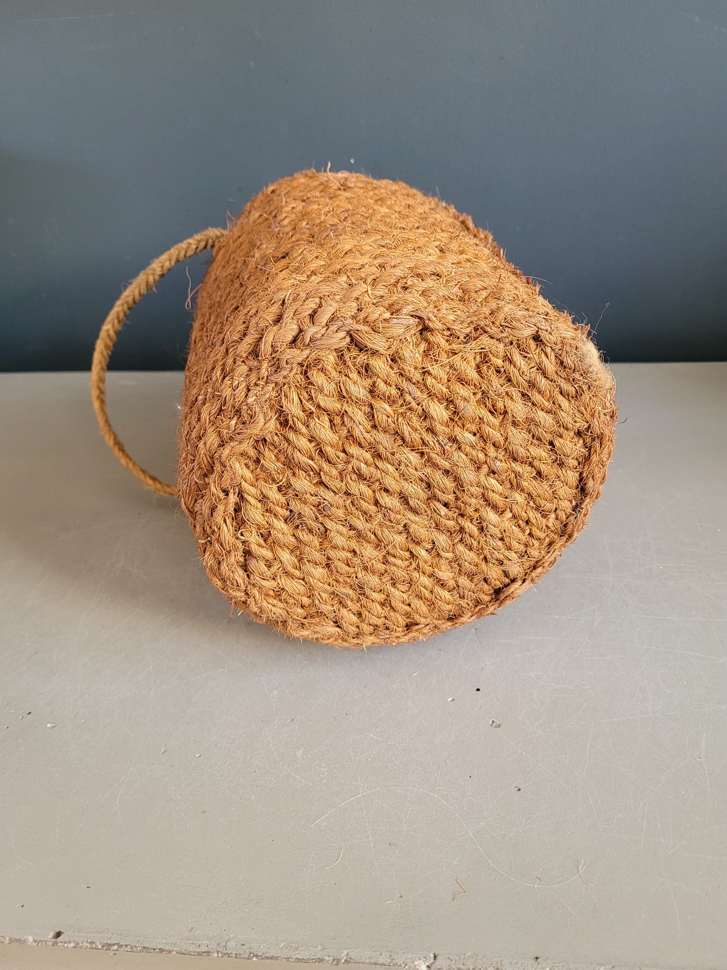 Bouteille ancienne en verre ambré et sac de transport en chanvre - Ref 657