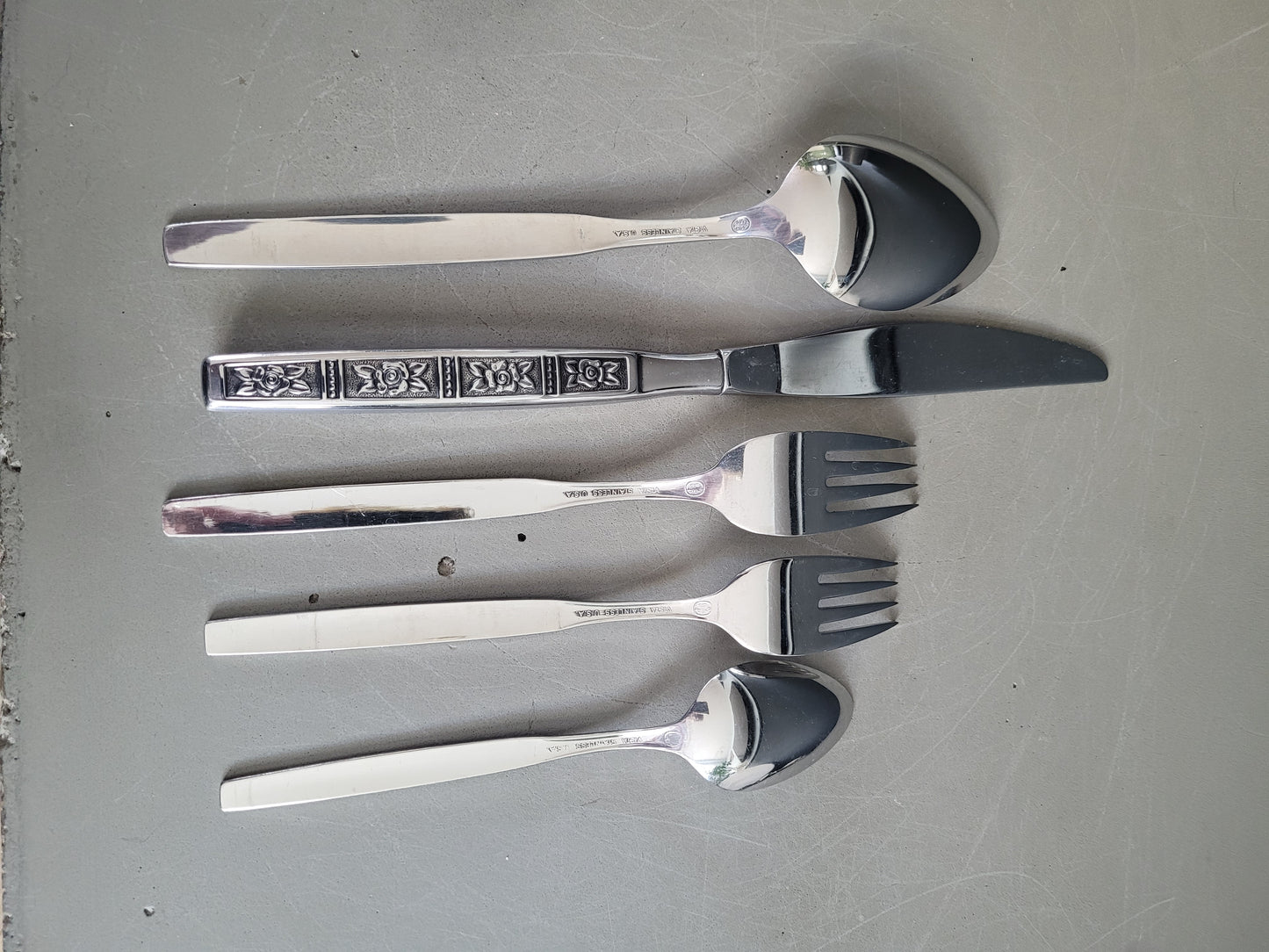 Set de couverts en Inox - Vista Stainless USA - Motifs roses - Ref 1009