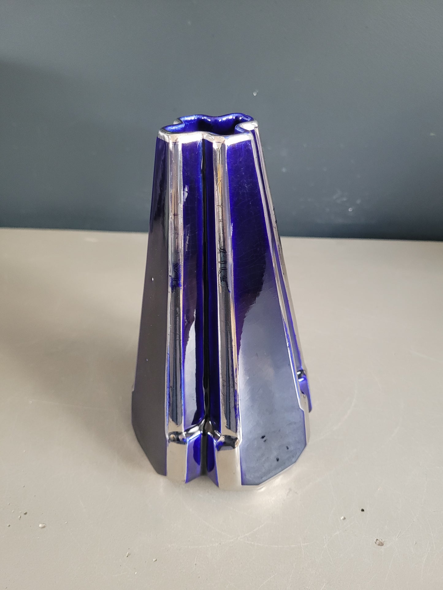 Vase pyramide art-deco Moulin des Loups & Hamage Nord - bleu et argent - Ref 959
