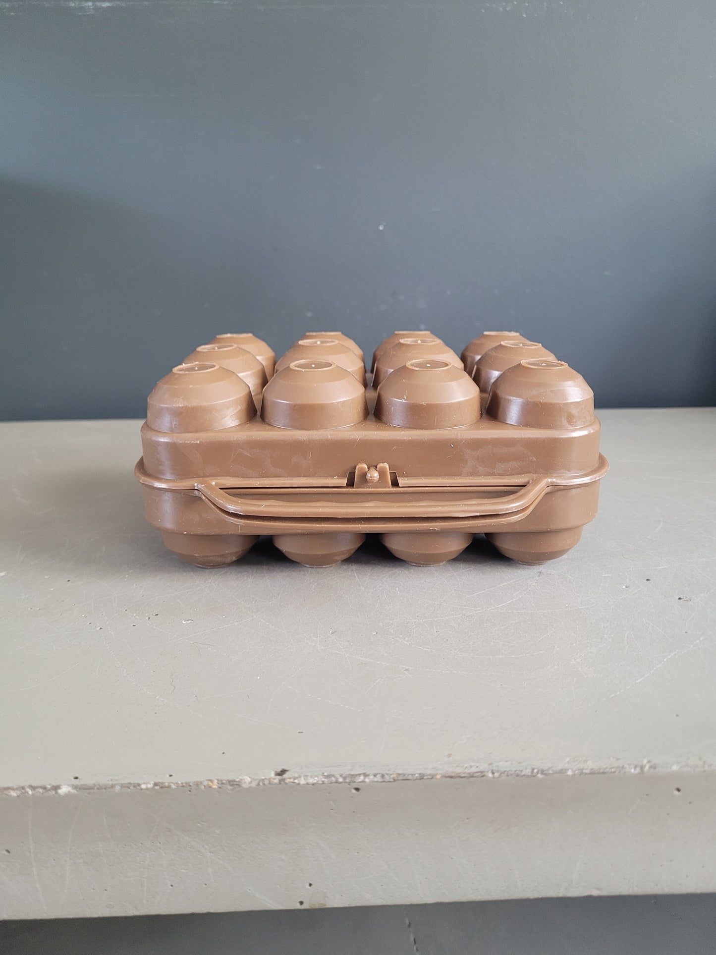 Boîte à œufs vintage en plastique marron chocolat- 12 compartiments - Ref 1018