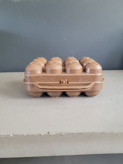 Boîte à œufs vintage en plastique marron chocolat- 12 compartiments - Ref 1018