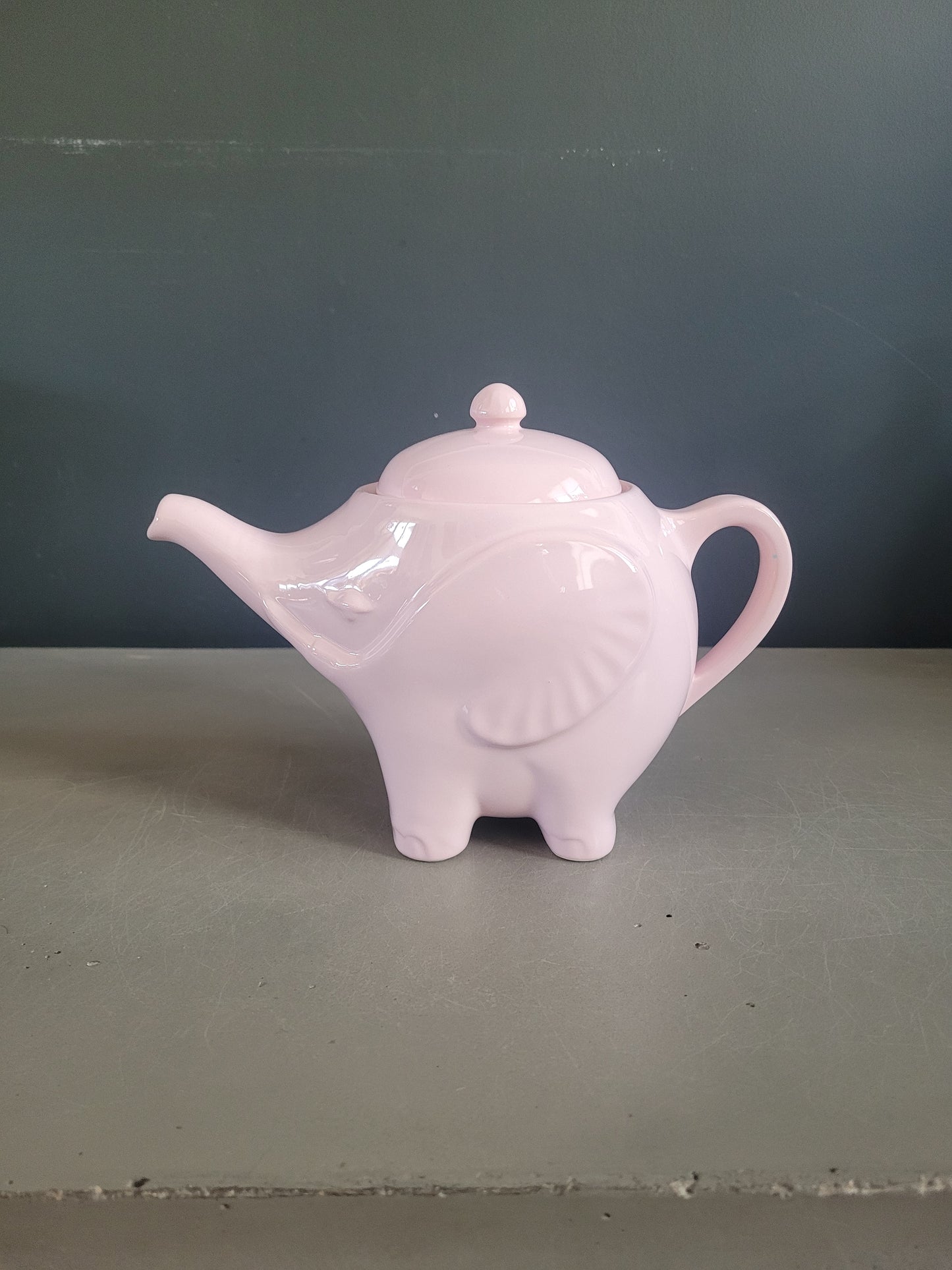 Théière éléphant rose de la faïencerie Sainte Radegonde  - Ref 660