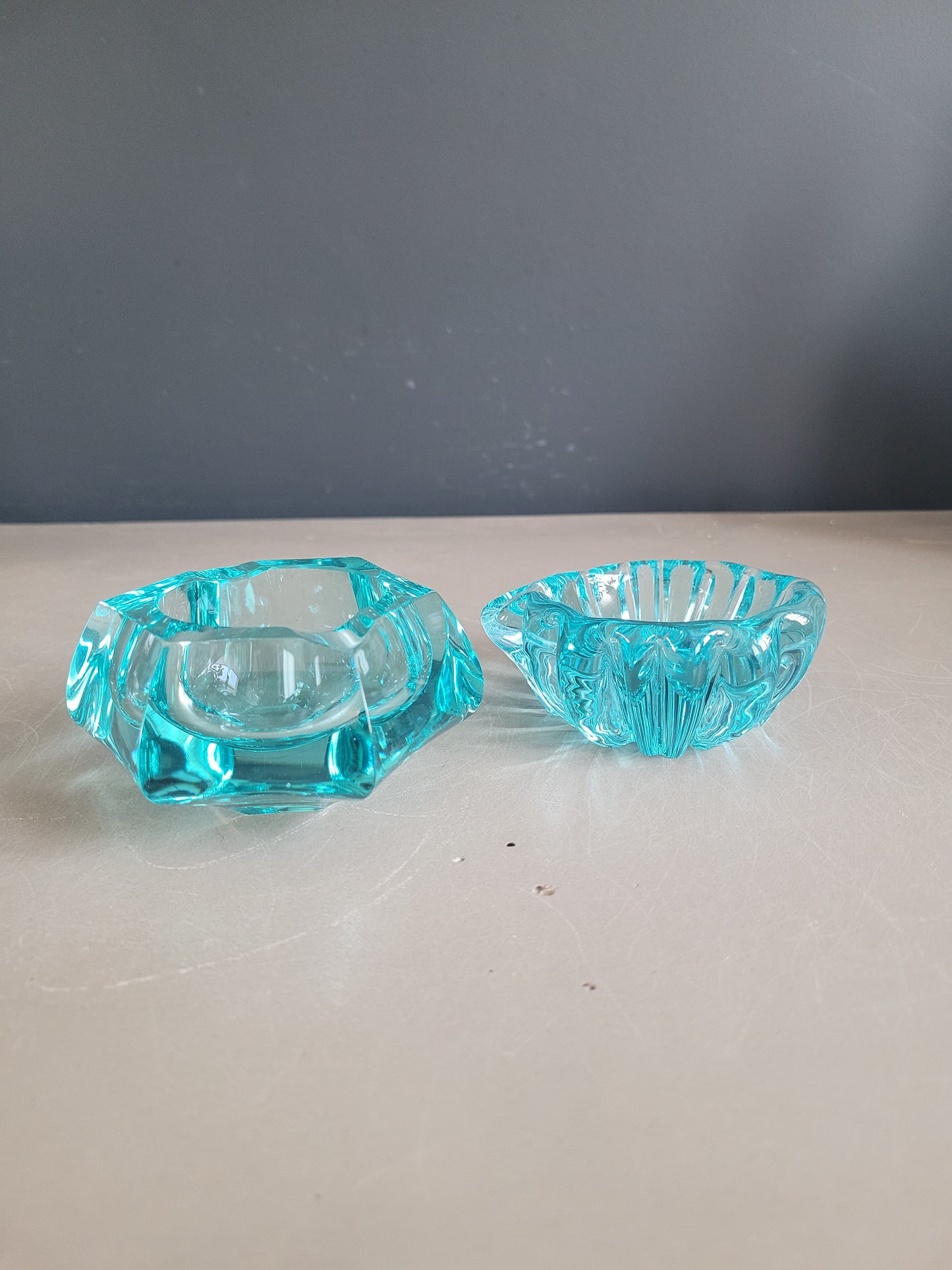 Paire de cendriers assortis en verre turquoise - 394