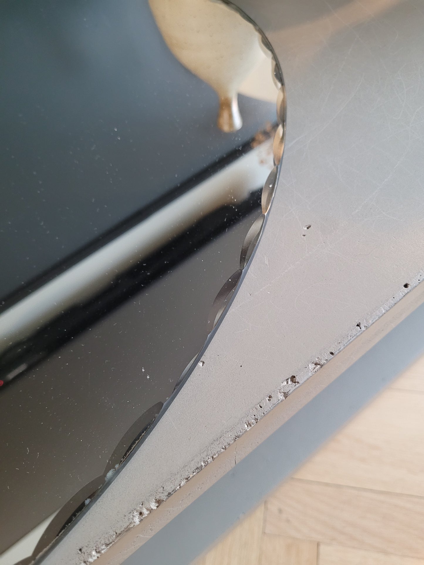 Miroir ovale ancien à bords ciselés - Ref 695