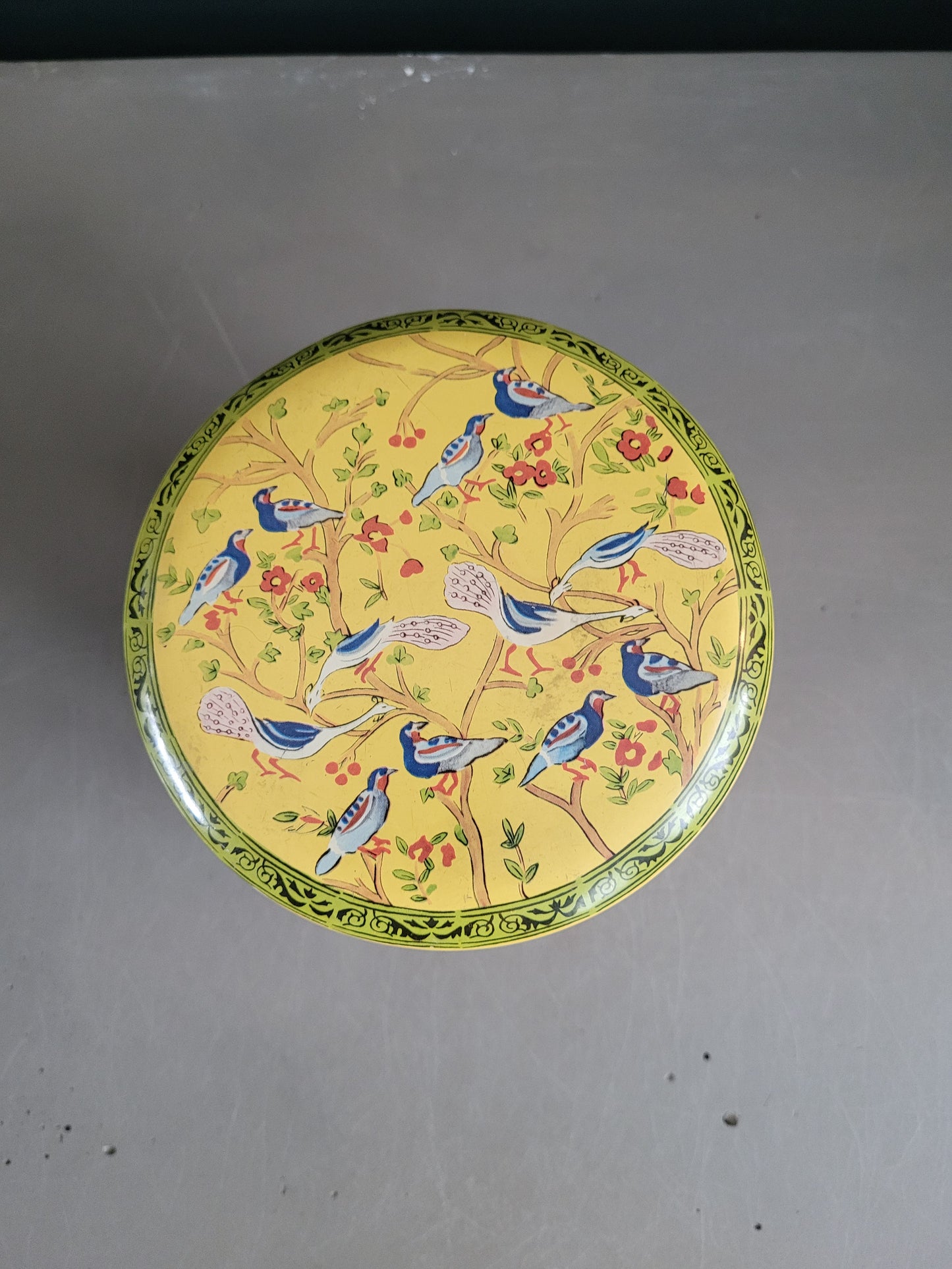 Boîte cylindrique en fer blanc- Oiseaux sur fond jaune- Ref 758