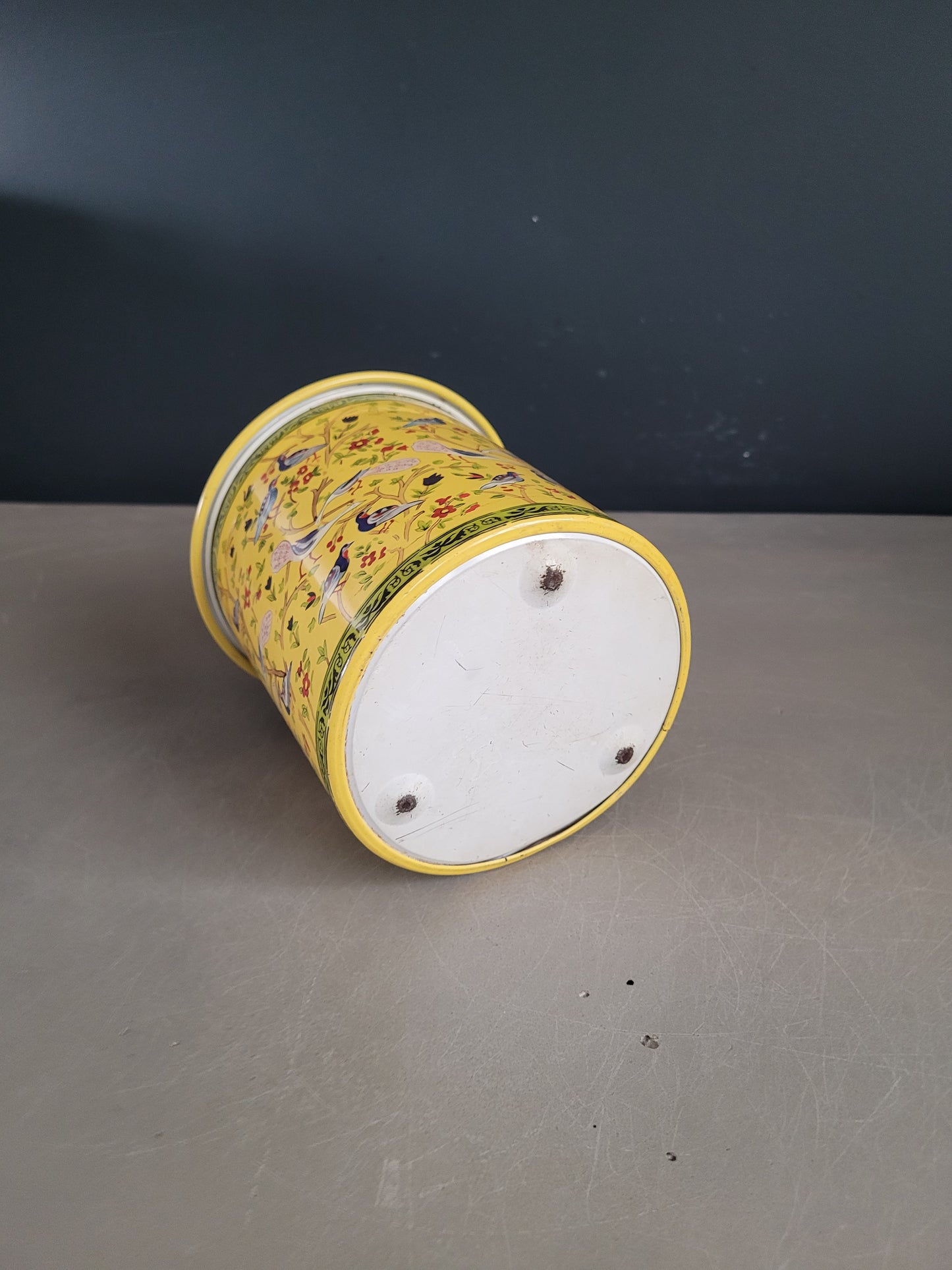 Boîte cylindrique en fer blanc- Oiseaux sur fond jaune- Ref 758