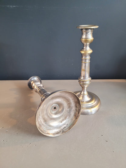 Paire de bougeoirs anciens en laiton argenté - Ref 529